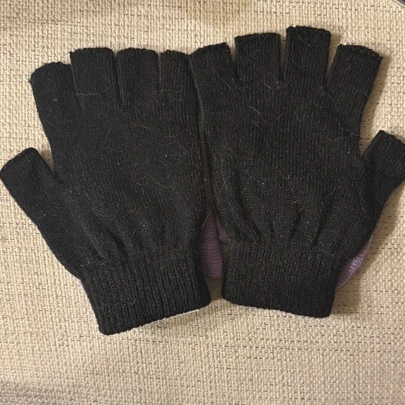 Kuromi Black Fingerless Gloves with Purple Bows - Picture 3 of 3